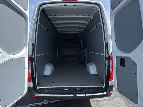 Used 2024 Mercedes-Benz Sprinter 2500 image 13