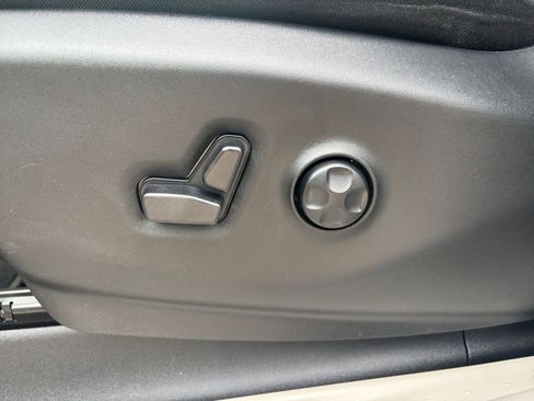 Used 2024 Chrysler Pacifica Touring-L image 23