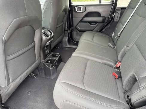 Used 2019 Jeep Wrangler Unlimited Sahara image 10