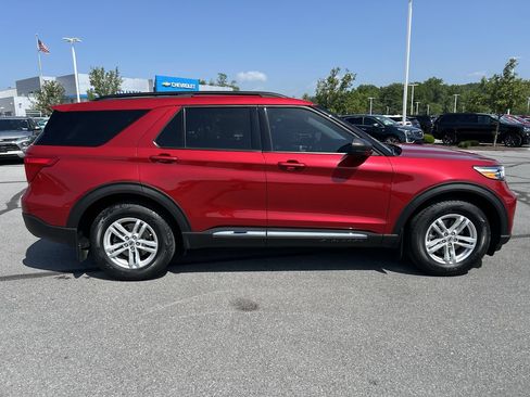 Used 2022 Ford Explorer XLT w/ Equipment Group 202A AWD/4WD image 8
