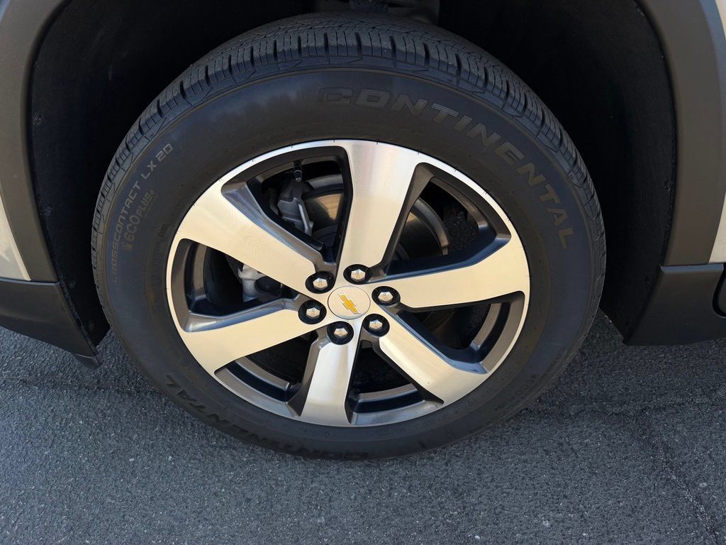 Used 2023 Chevrolet Traverse LT w/ LT Premium Package FWD image 9