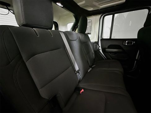 Used 2019 Jeep Wrangler Unlimited Sahara image 26