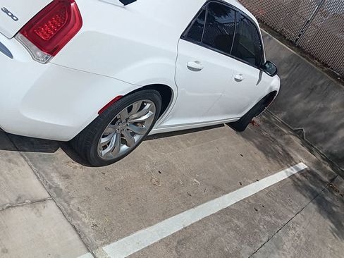 Used 2018 Chrysler 300 Touring w/ Chrome Appearance Package RWD image 8