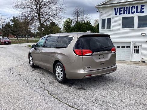 Used 2017 Chrysler Pacifica Touring w/ Tire & Wheel Group FWD image 4