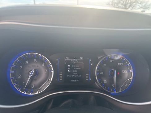 Used 2018 Chrysler Pacifica Touring-L image 11