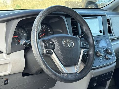 Used 2015 Toyota Sienna LE image 30