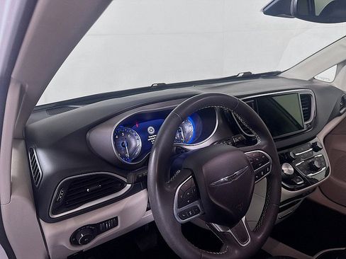 Used 2022 Chrysler Pacifica Touring-L FWD image 9