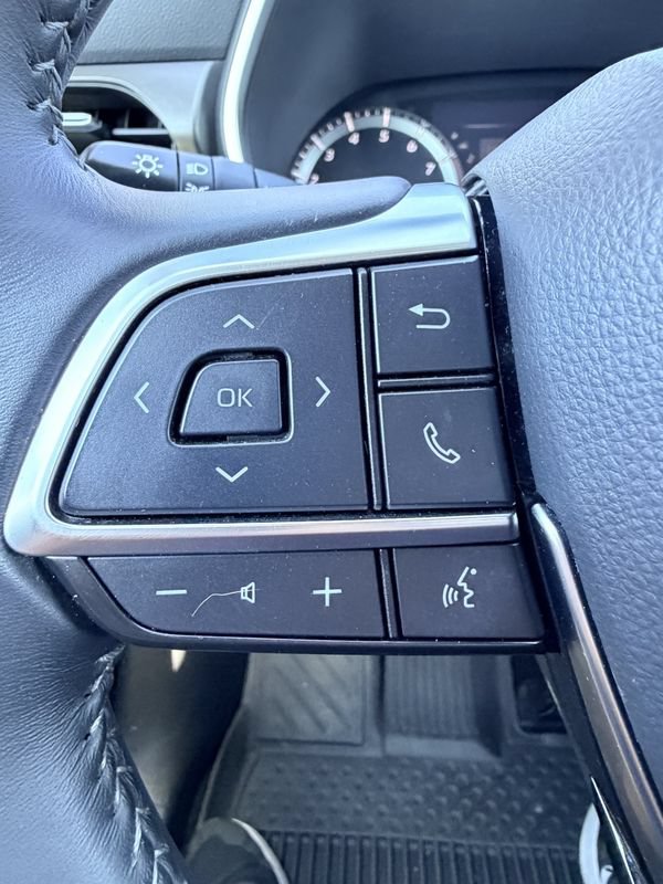 Used 2021 Toyota Highlander XLE AWD/4WD image 39