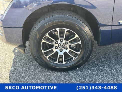 Used 2022 Nissan Titan SV image 9