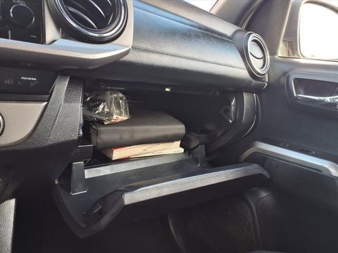 Used 2019 Toyota Tacoma Limited image 32