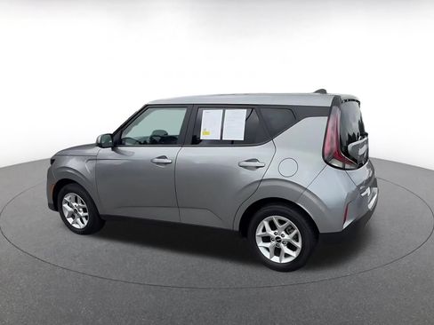 Used 2025 Kia Soul LX w/ LX Technology Package FWD image 8