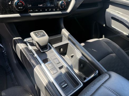Used 2024 Nissan Pathfinder SV FWD image 13