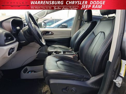Used 2018 Chrysler Pacifica Touring-L w/ Advanced Safetytec Group FWD image 12