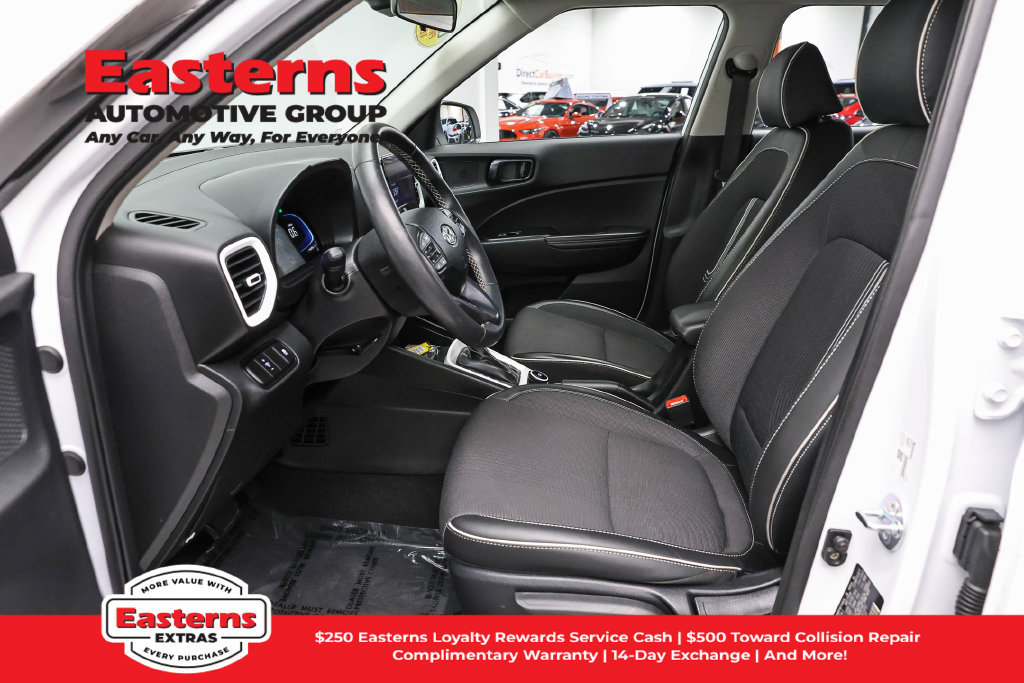 Used 2025 Hyundai Venue Limited FWD image 14