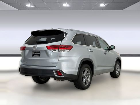 Used 2019 Toyota Highlander Limited Platinum FWD image 9