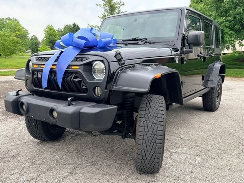 Used 2014 Jeep Wrangler Unlimited Sahara w/ Dual Top Group AWD/4WD image 2