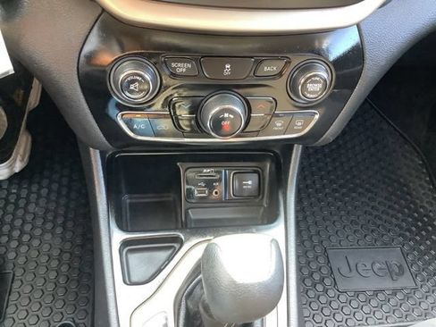 Used 2017 Jeep Cherokee Latitude w/ Safety/Convenience Group FWD image 24