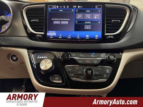 Used 2023 Chrysler Pacifica Touring-L image 16