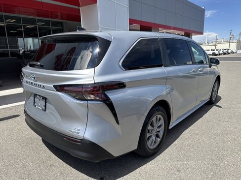 Used 2023 Toyota Sienna LE FWD image 4