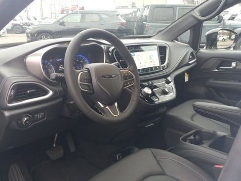New 2025 Chrysler Pacifica Select image 31