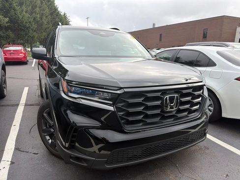 Used 2025 Honda Pilot Sport image 5