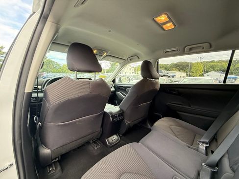 Used 2023 Toyota Highlander LE FWD image 16