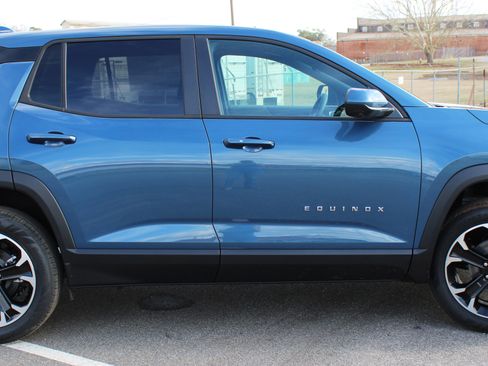 New 2026 Chevrolet Equinox LT w/ Convenience Package II image 9