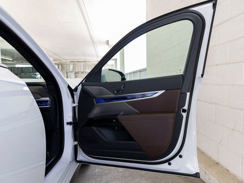 New 2026 BMW 750e xDrive image 29