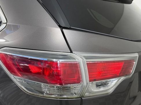 Used 2014 Toyota Highlander XLE FWD image 12