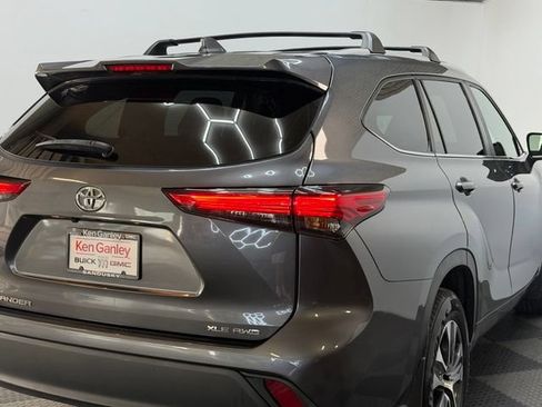 Used 2023 Toyota Highlander XLE AWD/4WD image 12