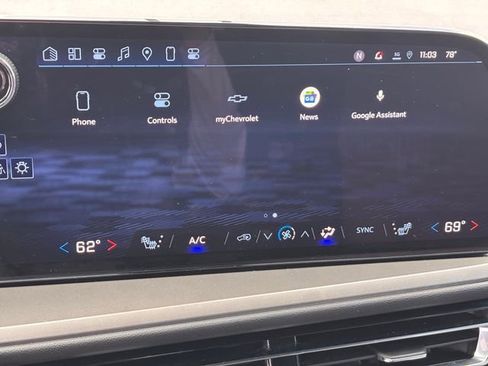 Used 2025 Chevrolet Traverse LT image 19