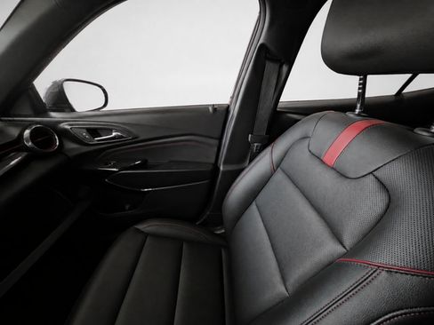 Used 2025 Chevrolet Trax RS w/ Sunroof Package FWD image 23