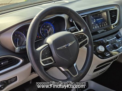 Used 2019 Chrysler Pacifica Touring Plus w/ Tire & Wheel Group FWD image 24