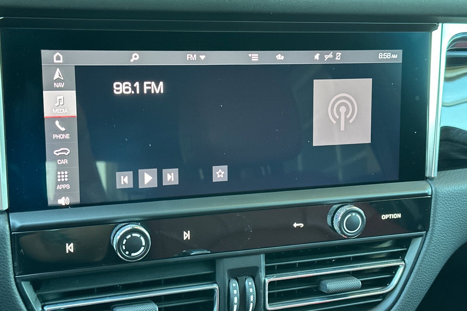 Used 2024 Porsche Macan AWD/4WD image 19