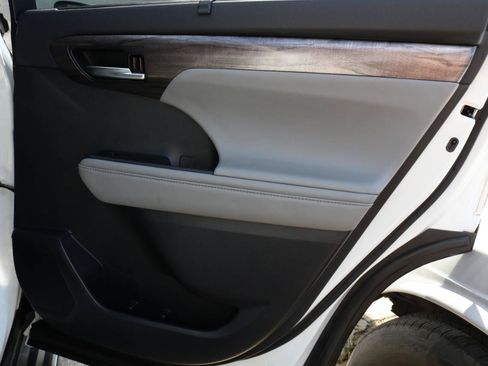 Used 2021 Toyota Highlander Limited AWD/4WD image 44