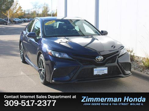 Used 2021 Toyota Camry SE w/ Convenience Package image 3