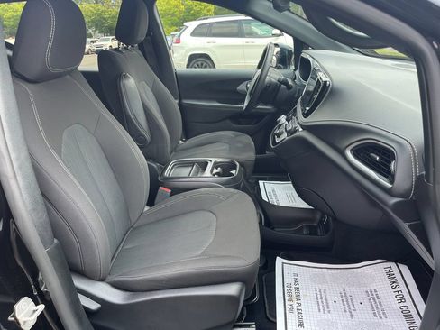 Used 2024 Chrysler Pacifica Touring FWD image 21