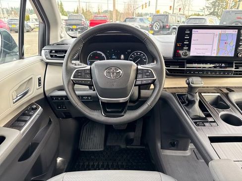 Used 2023 Toyota Sienna Limited image 18