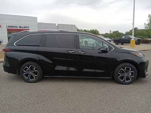 Used 2025 Toyota Sienna Platinum AWD/4WD image 2