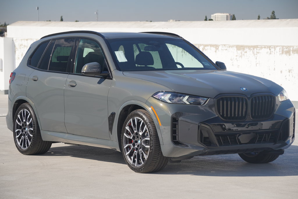 Used 2026 BMW X5 xDrive50e w/ M Sport Package AWD/4WD image 3