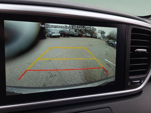 Used 2022 Kia Sportage LX image 16