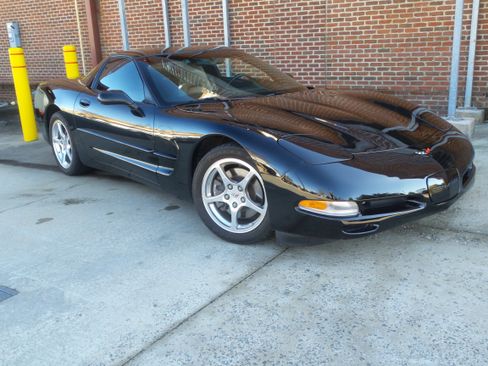 Used 2001 Chevrolet Corvette Coupe w/ Preferred Equipment Group2 image 3