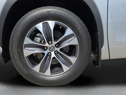 Used 2023 Toyota Highlander XLE AWD/4WD image 53
