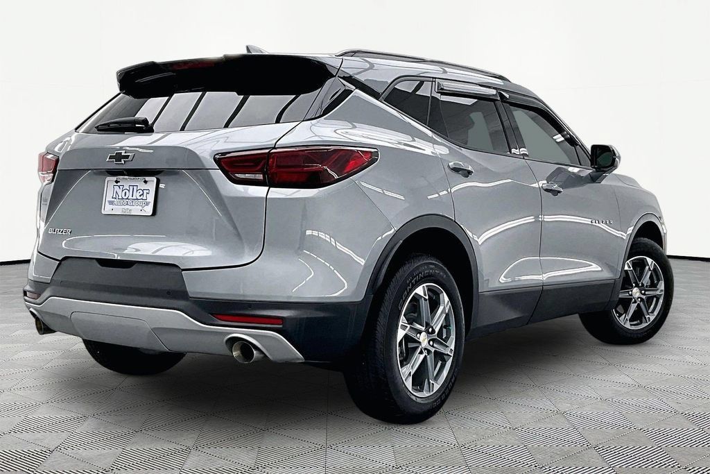 Used 2024 Chevrolet Blazer LT w/ Convenience Package FWD image 2