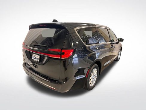 Used 2023 Chrysler Pacifica Touring-L FWD image 31