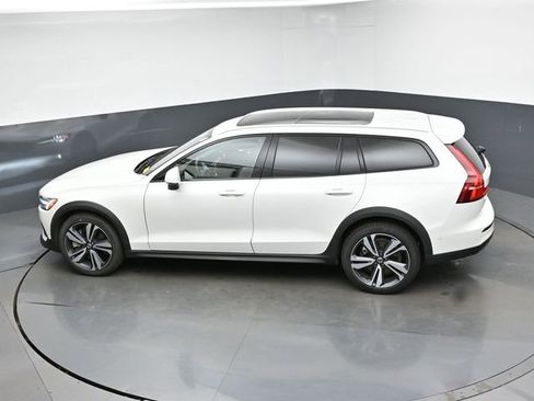 Used 2025 Volvo V60 B5 Cross Country Plus AWD/4WD image 20