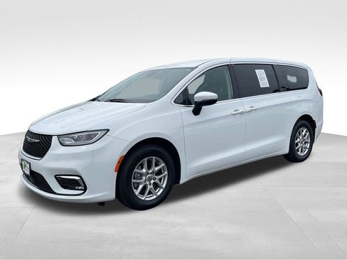 Used 2023 Chrysler Pacifica Touring-L FWD image 4