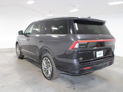 Used 2025 Lincoln Navigator Reserve image 7