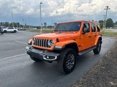 Used 2025 Jeep Wrangler Unlimited Sahara w/ Safety Group AWD/4WD image 4