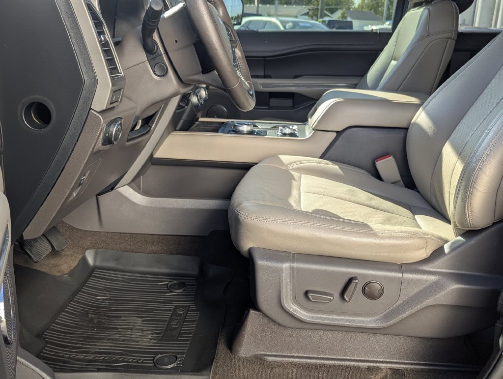 Used 2020 Ford Expedition XLT w/ Equipment Group 202A AWD/4WD image 11